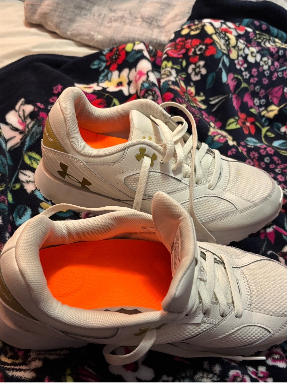 Under Armour Womens joggers athetic shoes in 11 white and gold